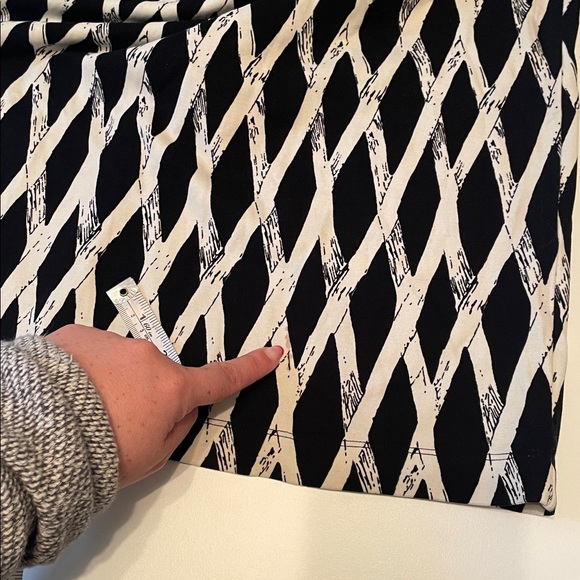 J. McLaughlin Devon Sheath Black Geometric Midi Dress *Imperfection* - Picture 9 of 9